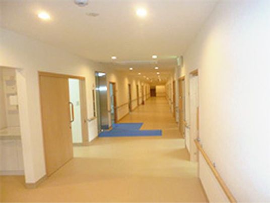 明るく広々とした廊下