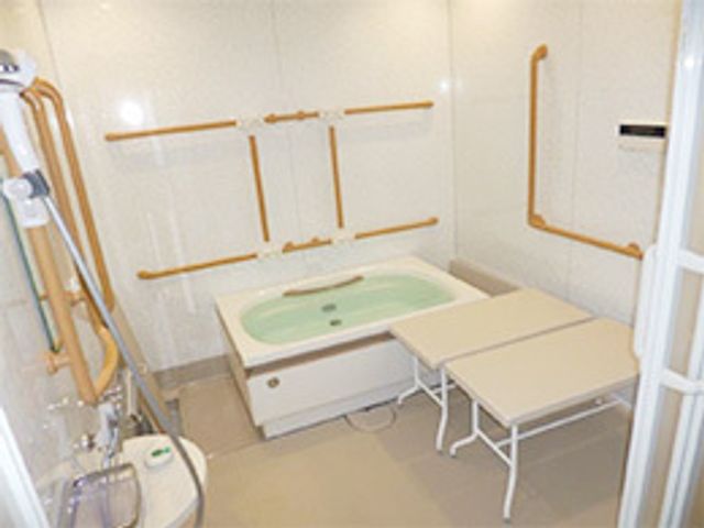 バリアフリー設計の浴室 浴室 安全に配慮した手すり完備の快適な浴室です。利用者のニーズに合わせた設備で、安心して入浴をお楽しみいただけます。