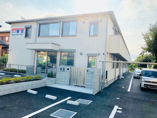 明るい外観の建物エントランス