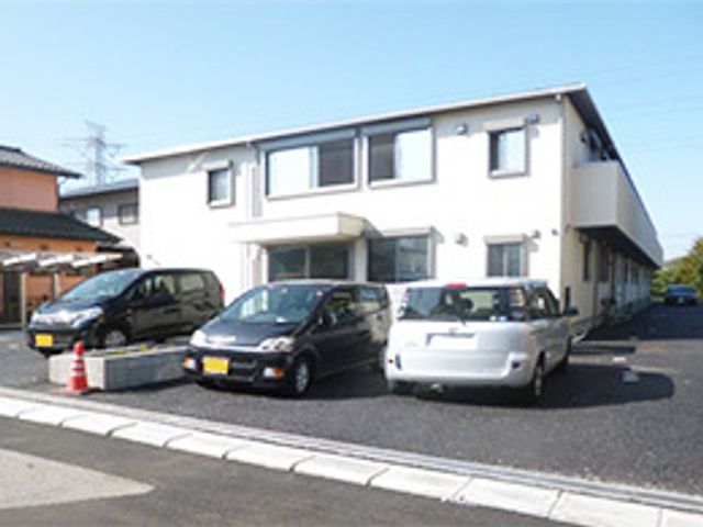 明るい日差しの外観 外観 清潔感のある外観で、静かな環境に佇む白い建物が目に優しいです。周辺は落ち着いた雰囲気で、新しい職場としてご検討いただければ幸いです。