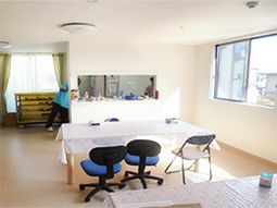 明るい居室の様子