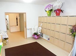 明るいエントランス空間