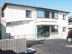 明るい日差しのエントランス