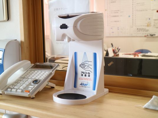 フロントデスクと手指消毒器