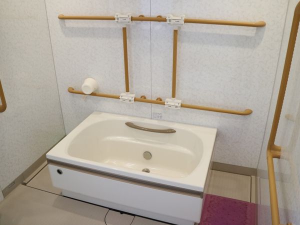安全な手すり付き洗面台