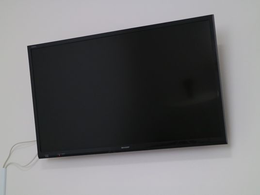壁掛けの液晶テレビ