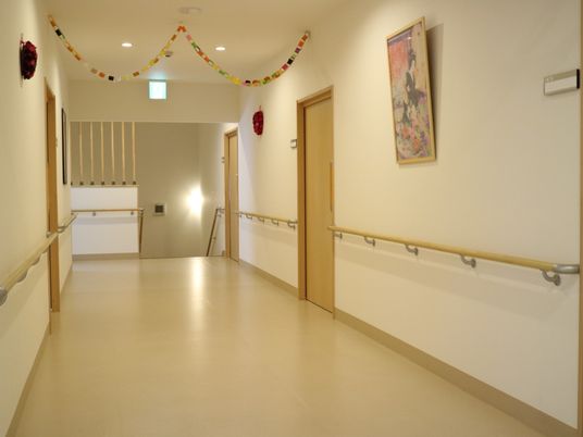明るい廊下の風景