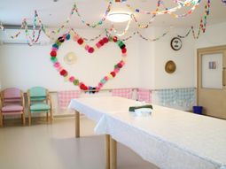 色鮮やかな飾り付けのラウンジ