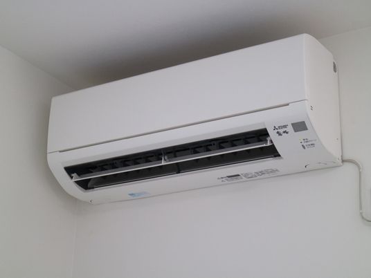 壁掛け型のエアコン