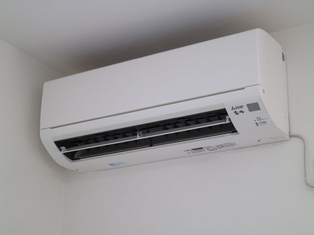 壁掛け型のエアコン エアコン 壁に設置されたエアコンは、一年を通して快適な室温を保つために重要な役割を果たしています。