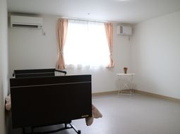 明るい居室の一角