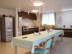 ダイニングの明るい雰囲気