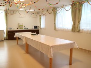明るい食堂のテーブル