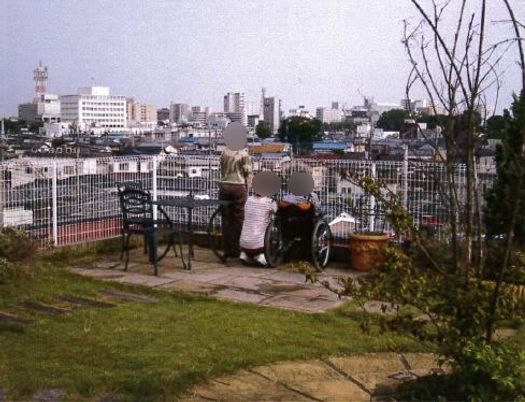 中庭で過ごす人の背景