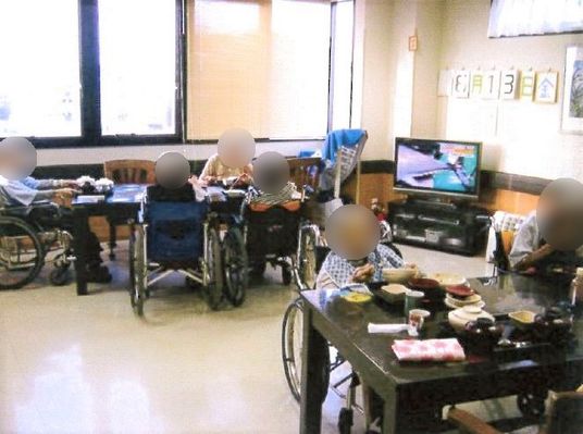明るい食堂に集う人々