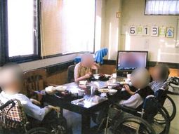明るい食堂での食事風景