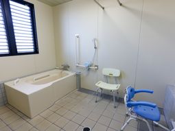 バリアフリー設計の浴室