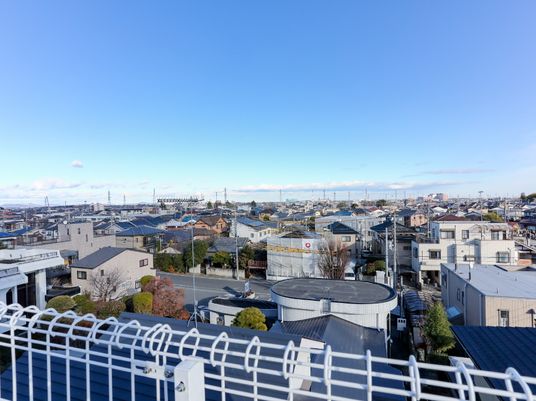 広がる町並みと青空