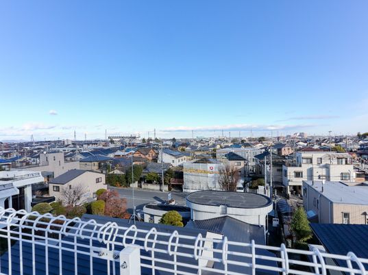 広がる町並みと青空