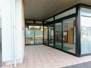 明るく開放的なエントランス