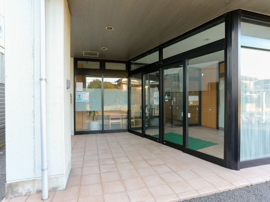 明るく開放的なエントランス
