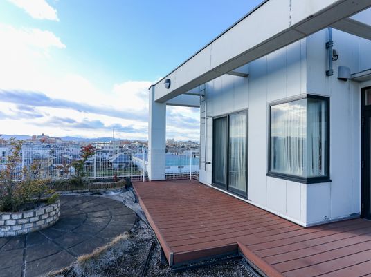 明るい屋外テラス