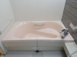 清潔な建物の浴室