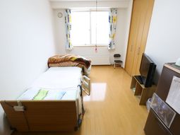 明るい個室の居室