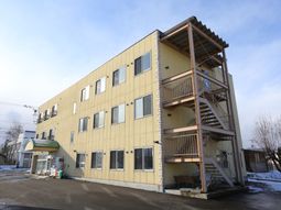 黄色い建物の外観