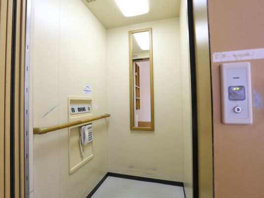 広々としたエレベーター内観