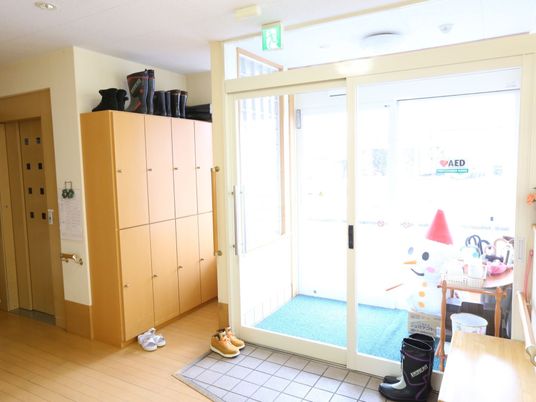 玄関エリアの明るい景色