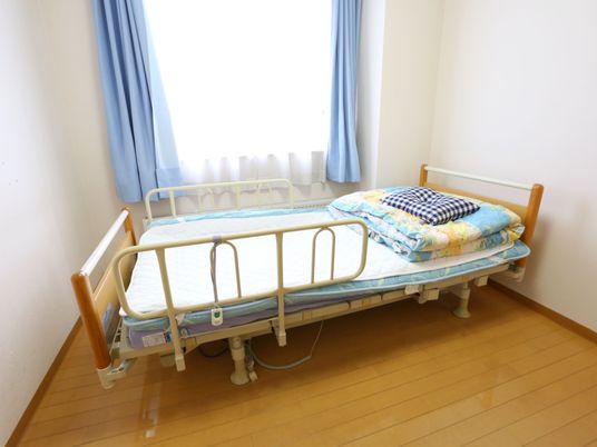 清潔な個室のシングルベッド