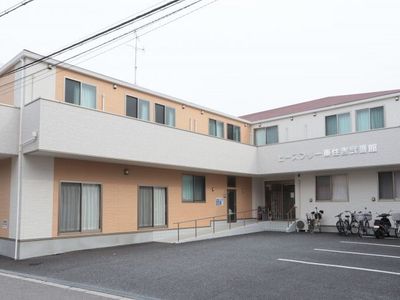 明るく清潔感のある施設外観