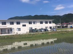 山々を望む建物外観