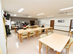 明るい共有ダイニング