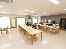 明るい食堂空間