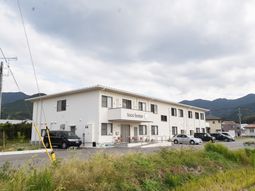 白い建物の外観全景