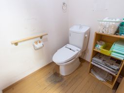 手すりつきトイレ空間