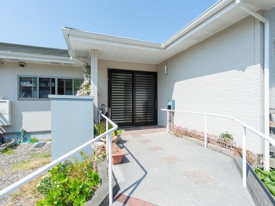 明るいエントランス外観