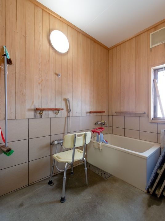 バリアフリー設計の浴室