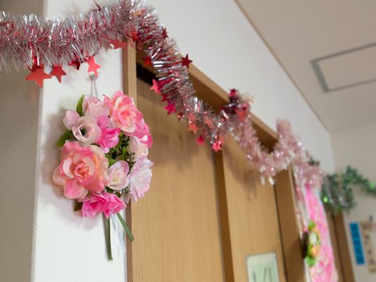 装飾された施設の廊下