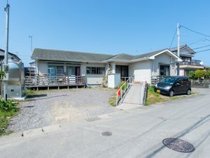 広々とした静かな建物外観
