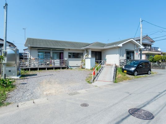 広々とした静かな建物外観