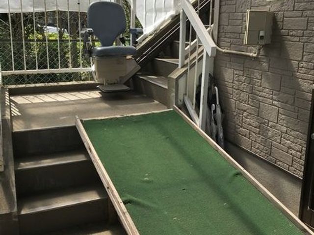 機能訓練用スロープと昇降椅子のある空間 機能訓練室   段差のある場所にスロープが設けられ、昇降椅子も見えます。移動や訓練に配慮したつくりで、働く場としても動線を確認しやすいです。