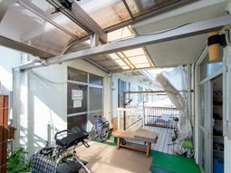 屋根付きの明るいテラス