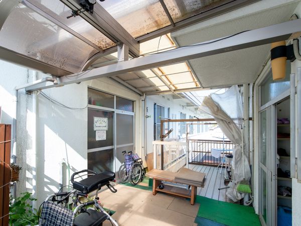 屋根付きの明るいテラス