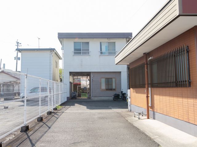 施設の入口と外観 外観 穏やかな雰囲気のエントランスがお出迎え。明るい日差しと共に、新たな職場があなたを待っています。
