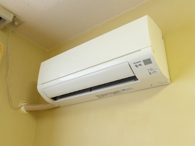 壁掛けエアコンのアップ エアコン 常に快適な室内環境を保つために、壁掛けエアコンが設置されています。清潔で快適な空間作りに力を入れております。