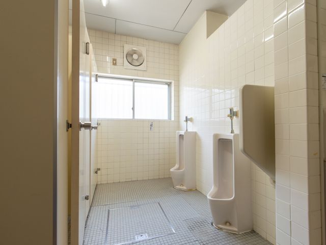 清潔なトイレ空間 トイレ 明るく清潔感のあるトイレは、快適な日常生活のサポートをしています。使用しやすさに配慮した設計で、ご利用者様のプライバシーを守ります。