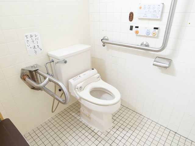 バリアフリー設計のトイレ トイレ 安全に配慮された手すり付きの快適なトイレ空間です。清潔感のあふれる環境で、利用者の自立支援を促進します。